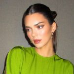 Femme fatale: Kendall Jenner surge elegantérima em look de ex-Spice Girls