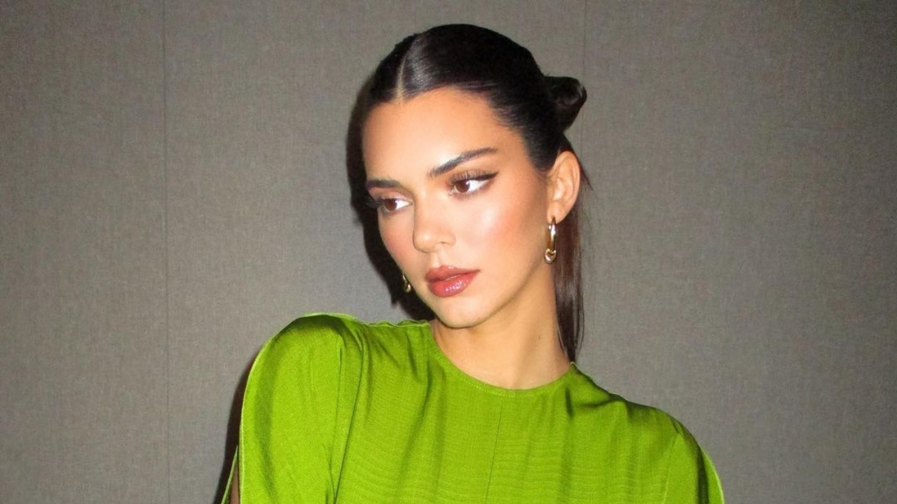 Femme fatale: Kendall Jenner surge elegantérima em look de ex-Spice Girls
