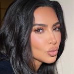 Mulher de negócios: Kim Kardashian palestra em conjunto de alfaiataria para lá de elegante