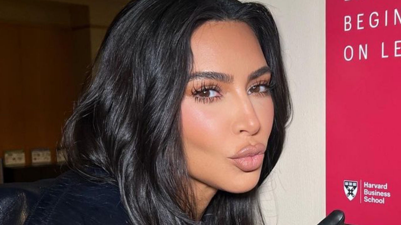 Mulher de negócios: Kim Kardashian palestra em conjunto de alfaiataria para lá de elegante