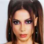 Indícios de nova era? Anitta posa, de novo, com look brilhante e intriga fãs