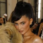 A Bela e a Fera: Kylie Jenner eleva nível ao surgir em vestido com cabeça de leão