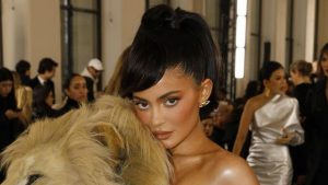 A Bela e a Fera: Kylie Jenner eleva nível ao surgir em vestido com cabeça de leão