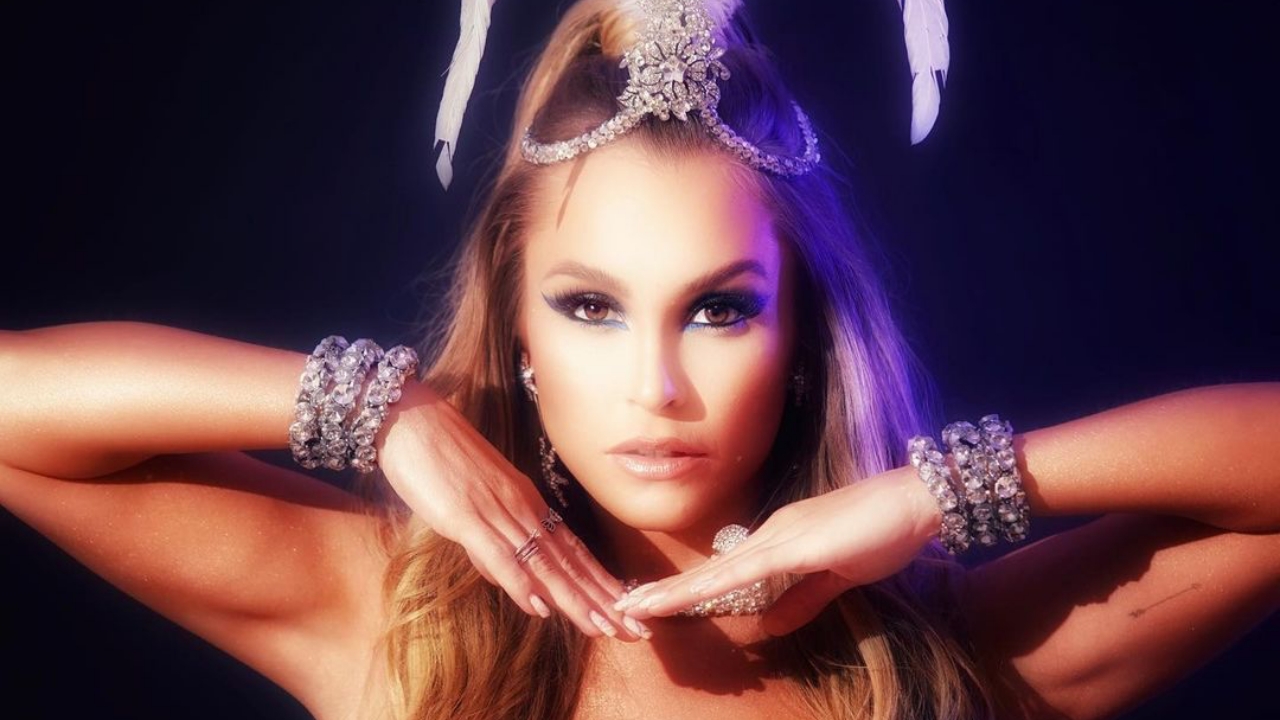 Muitas cores e brilhos: O look divertido e diferente de carnaval de Carla Diaz