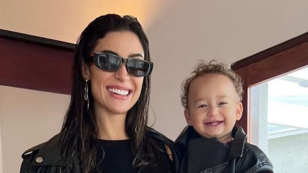 Estilosinhos combinando: Bianca Andrade e filho, Cris, encantam em all black iguais