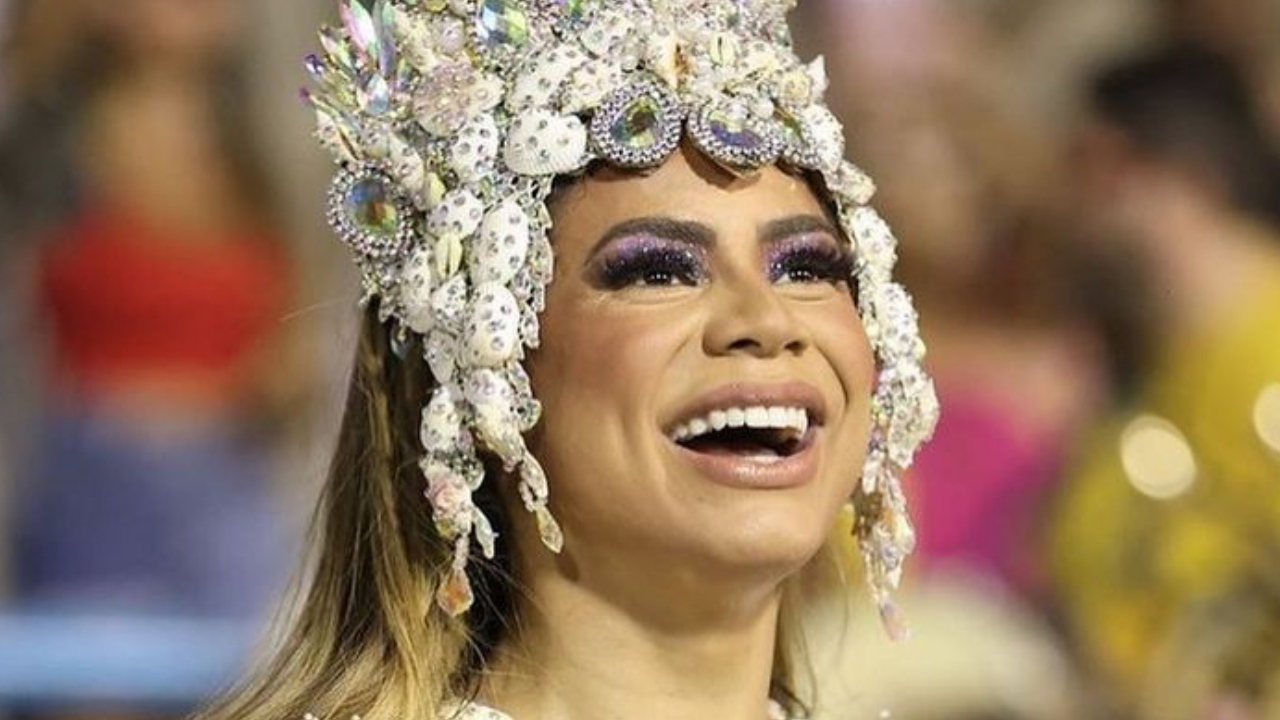 "Uma sereia": Lexa brilha com visual ousado em ensaio de bateria