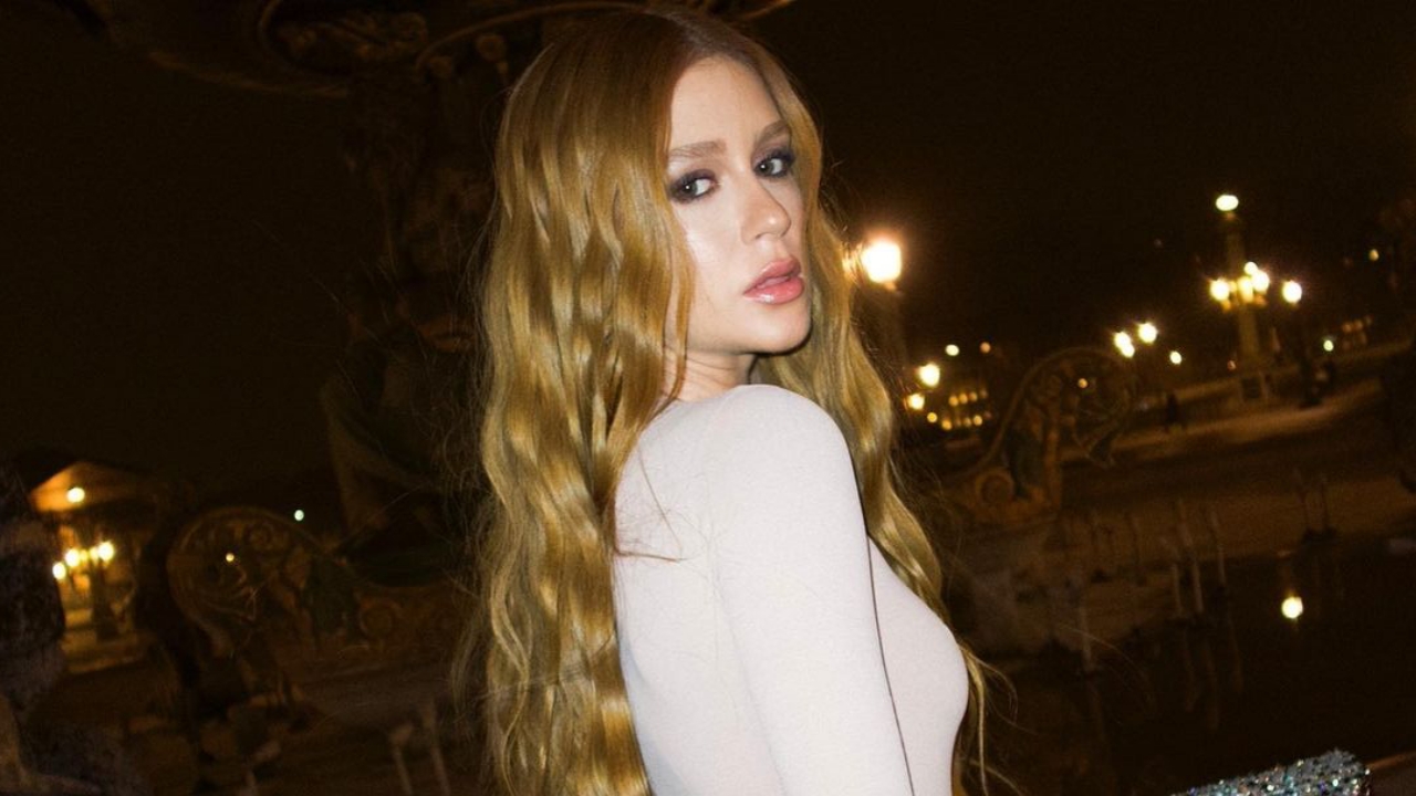 Semana de alta-costura: Marina Ruy Barbosa aposta em saia de cós baixo brilhante