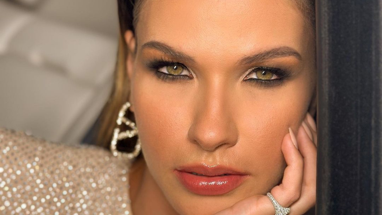 Andressa Suita surge deslumbrante em vestido de gala para noite com Gusttavo Lima