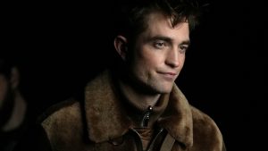 Semana de Moda de Paris: Robert Pattinson, de Crepúsculo, aparece de saia e surpreende