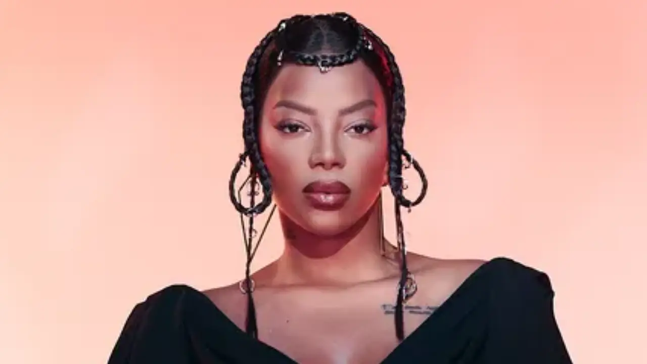 Ludmilla deslumbra em vestido cruzado com recortes e fenda altíssima