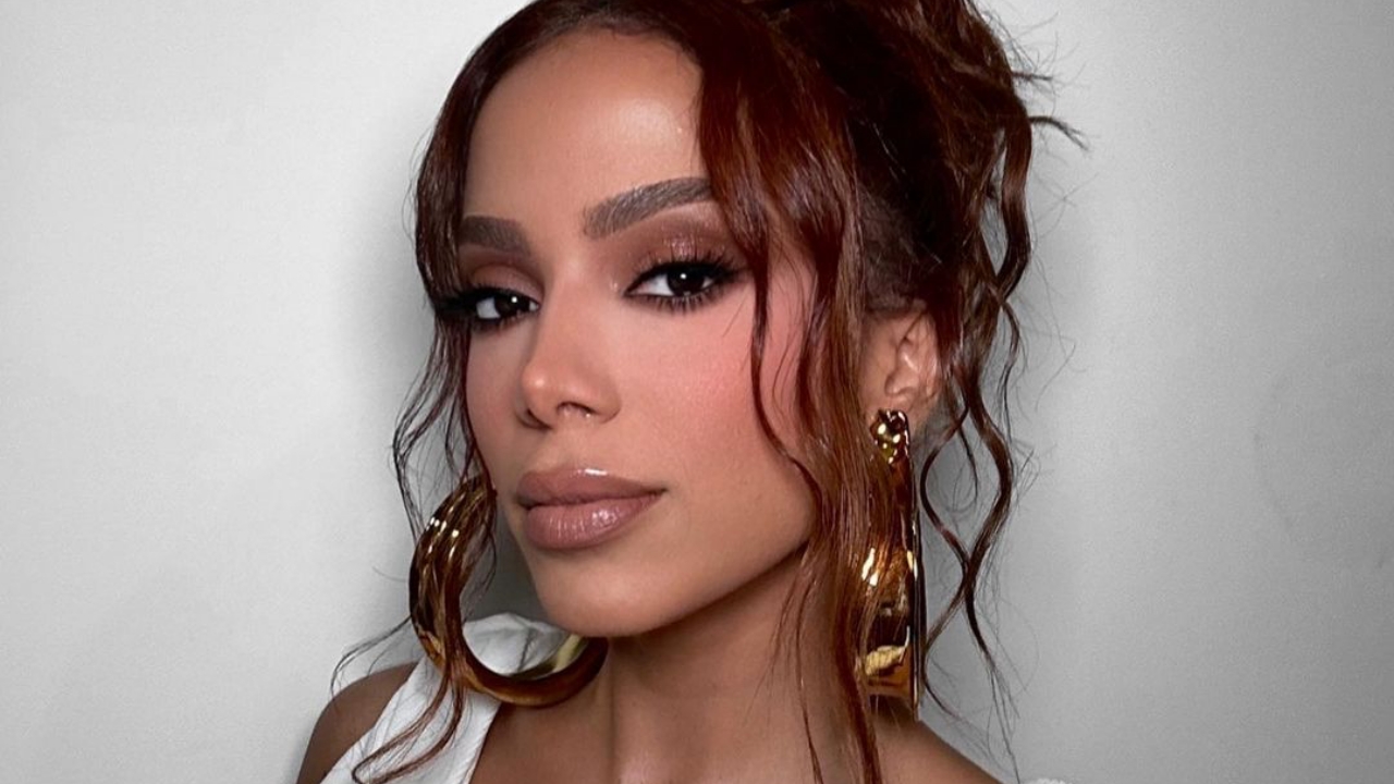 Jeans destroyed: Anitta combina estilo dos anos 2000 em look autêntico para festa pré-Grammy