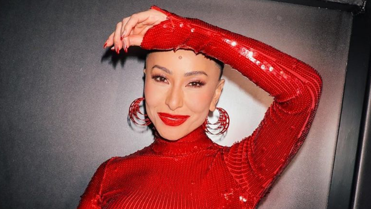 De minissaia, Sabrina Sato veste conjunto de quase R$10 mil no 'The Masked Singer'