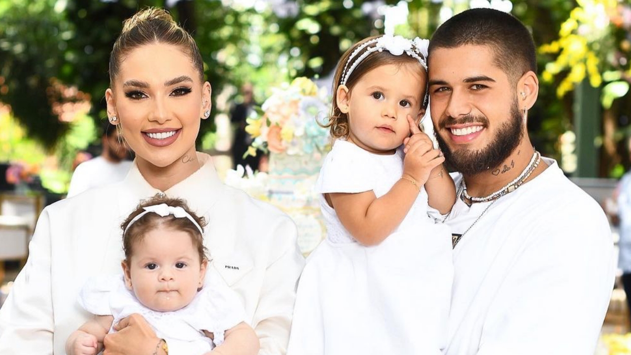 Muitas flores e looks combinando: Virginia e Zé Felipe celebram batizado das filhas com festa luxuosa