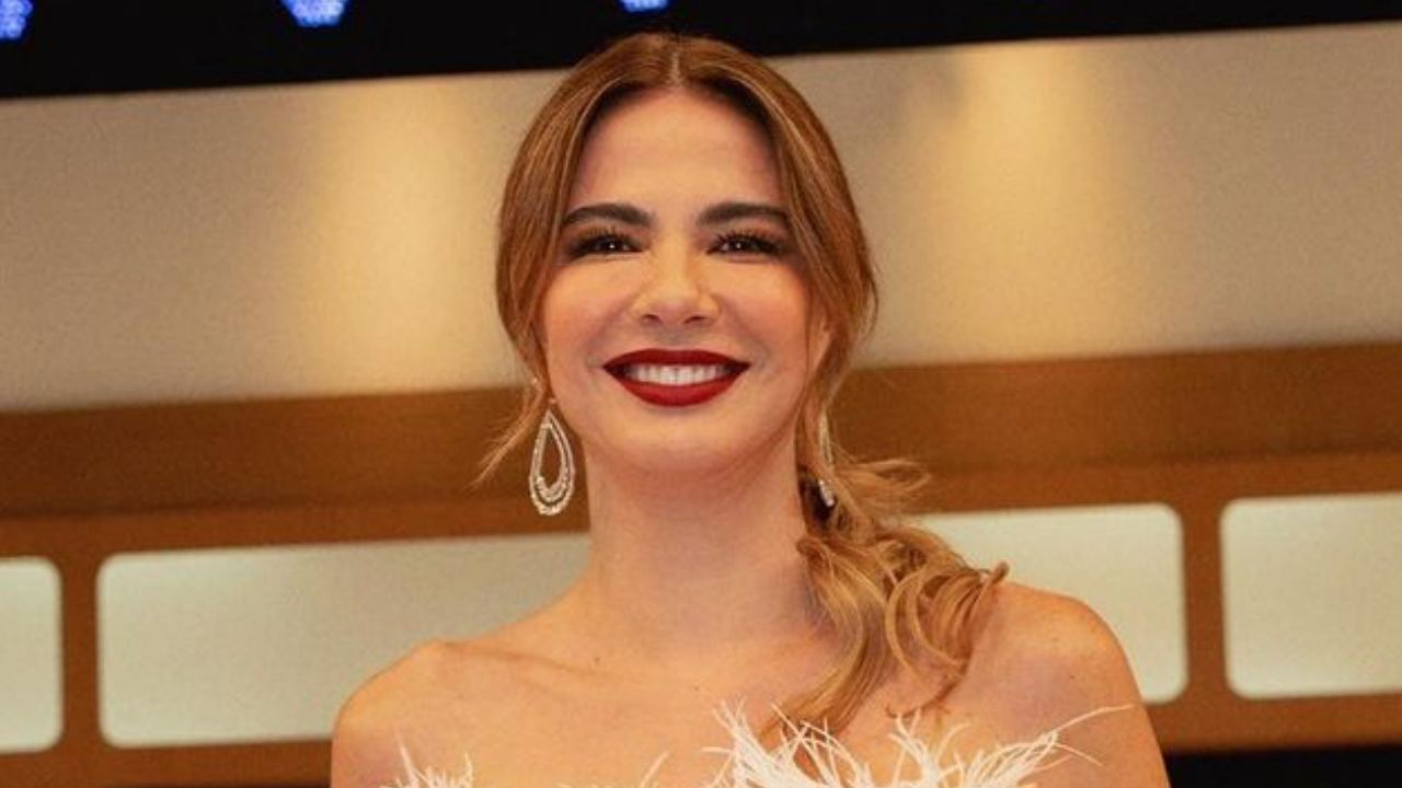 Após acidente grave, Luciana Gimenez volta ao 'Super Pop' em look off-white com plumas