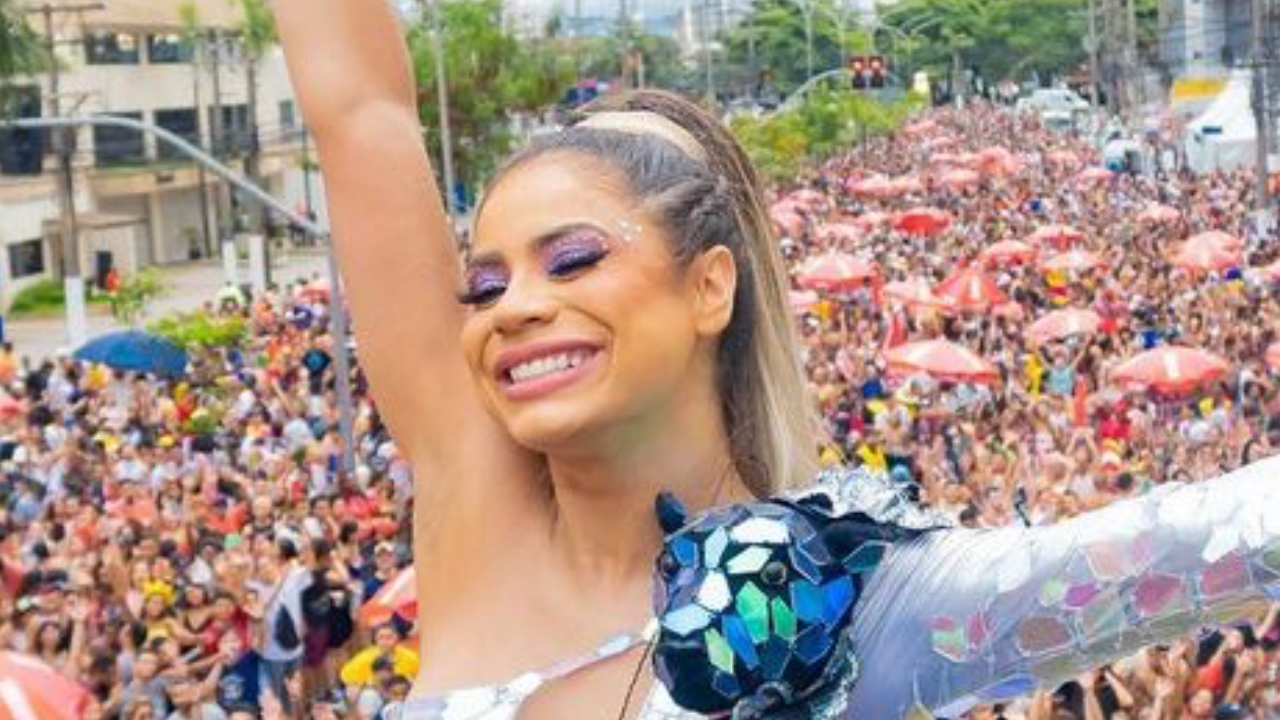 Lexa aposta em macacão com recorte ousado e espelhado para trio elétrico