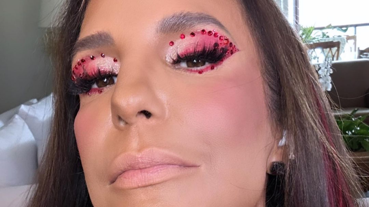 De volta ao Carnaval, Ivete Sangalo surge em visual cowgirl todo brilhante