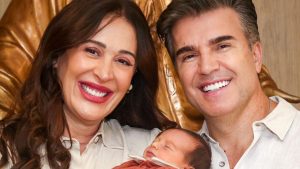 FAMÍLIA: Cláudia Raia deixa maternidade em look combinandinho com recém-nascido e marido