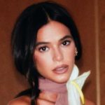 Bruna Marquezine arrasa em peça transparente que revive acessório tendência