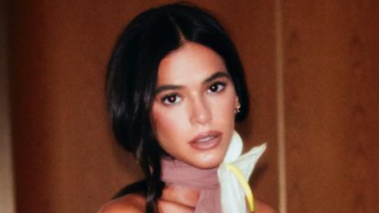Bruna Marquezine arrasa em peça transparente que revive acessório tendência
