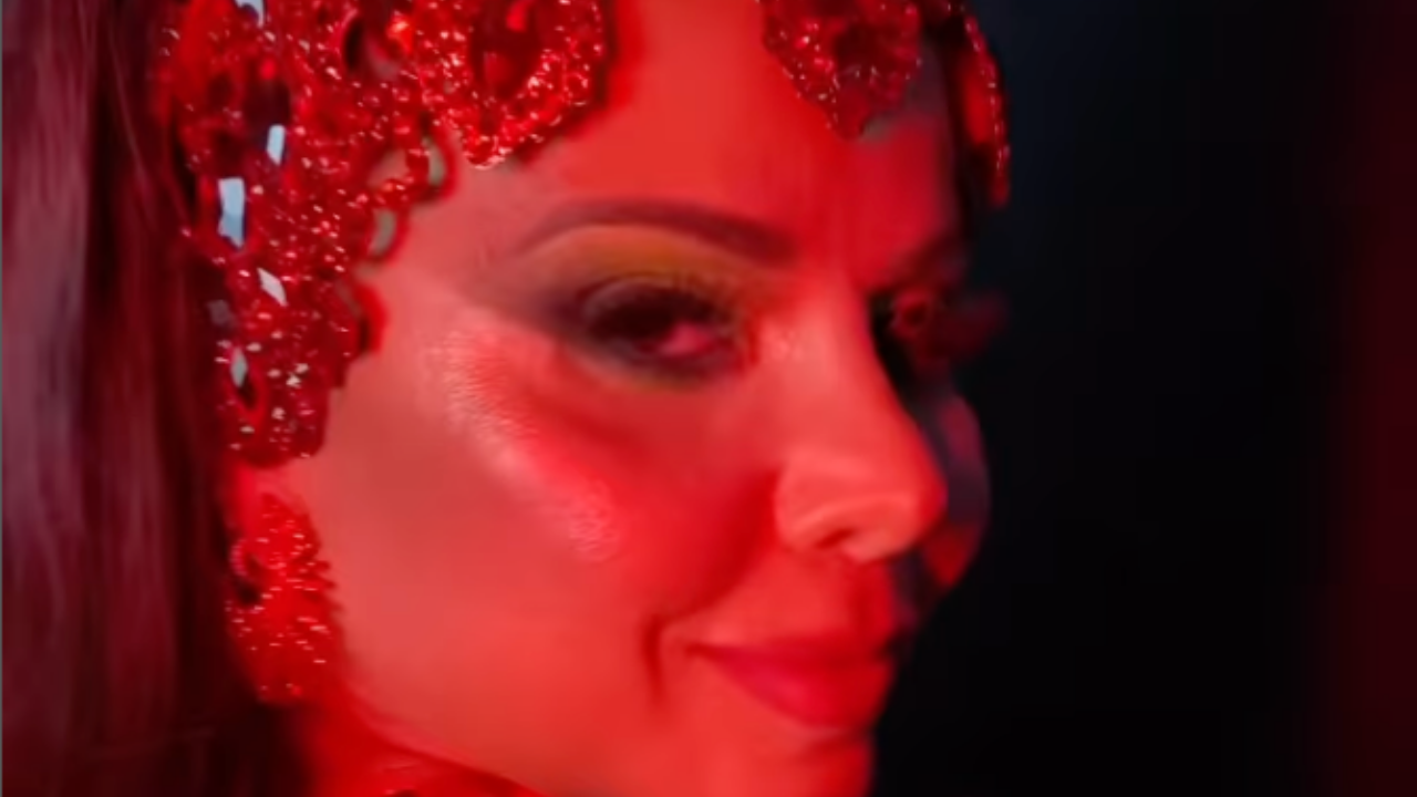 "Pecado original"; Viviane Araújo combina brilhos e transparência em look ousado de carnaval