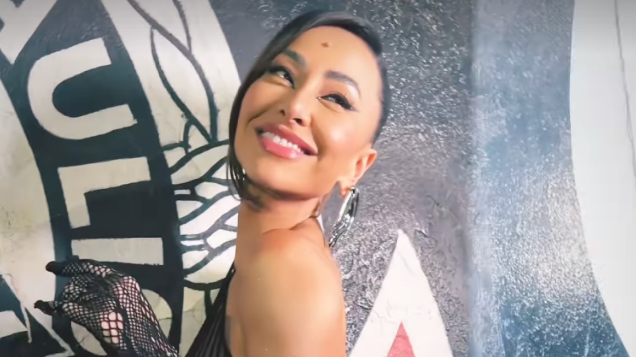 Sabrina Sato deixa lingerie à mostra em visual rendado, durante último ensaio de Carnaval