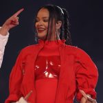 Em show histórico no Super Bowl, Rihanna revela 2ª gravidez em conjunto monocromático