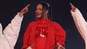 Em show histórico no Super Bowl, Rihanna revela 2ª gravidez em conjunto monocromático