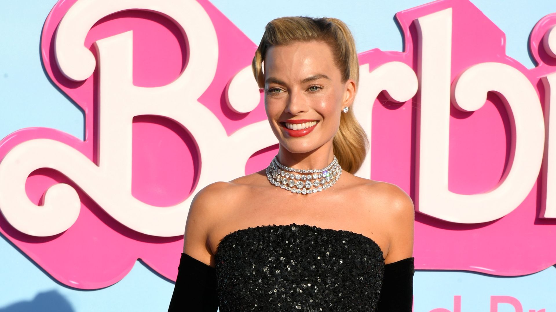 Cadê o rosa? Margot Robbie usa roupa preta na première do filme de Barbie;  saiba o motivo