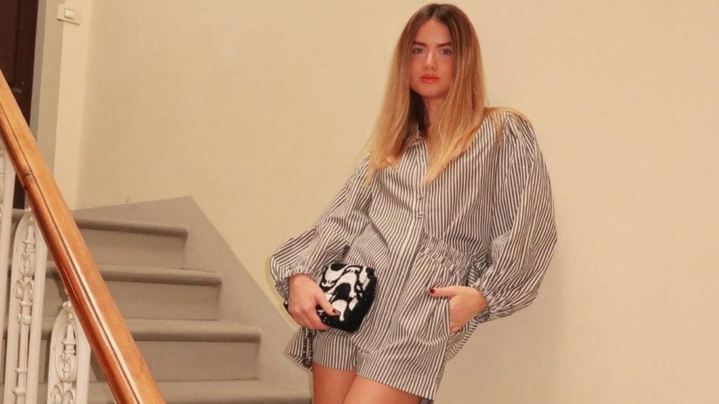 Queridinha da Versace e Fendi: Anitta posa com roupas da collab das grifes  e mostra ser o momento!