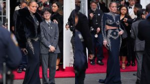 Jennifer Lopez surge com visual deslumbrante em noite na Broadway ao lado da filha Emme