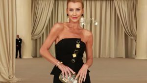 Ana Paula Siebert surge deslumbrante em desfile e semelhança com irmã impressiona