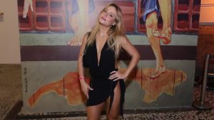 Errou? Bruna Griphao vai a evento de ‘Dona de Mim’ com vestido inusitado e sai do dress code