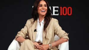 Meghan Markle elege casaco da Ralph Lauren e relógio de Lady Di para evento em NY