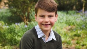 Louis faz 7: Família real publica homenagem de aniversário ao caçula de Kate e William