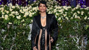 Halle Berry usa e abusa de vestido com transparência e decote no MET Gala 2025