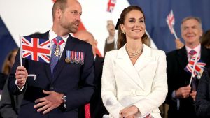 Kate Middleton arrasa, novamente, com visual branco elegante e chama atenção com laço de veludo