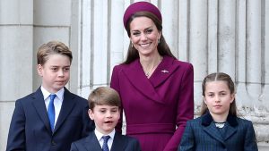 Kate Middleton surge belíssima com vestido-coat assinado por estilista no Dia da Vitória